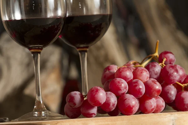 Tazas de vino y uvas —  Fotos de Stock