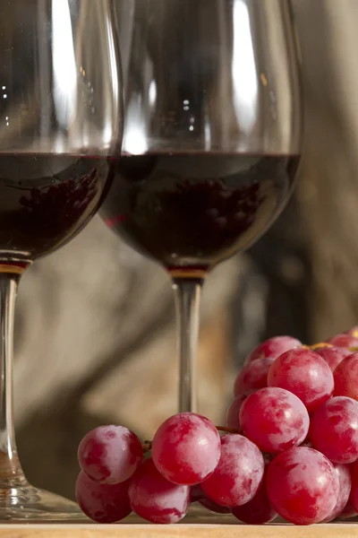 Tazas de vino y uvas —  Fotos de Stock