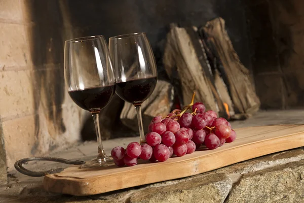 Poháry s vínem a hrozny — Stock fotografie