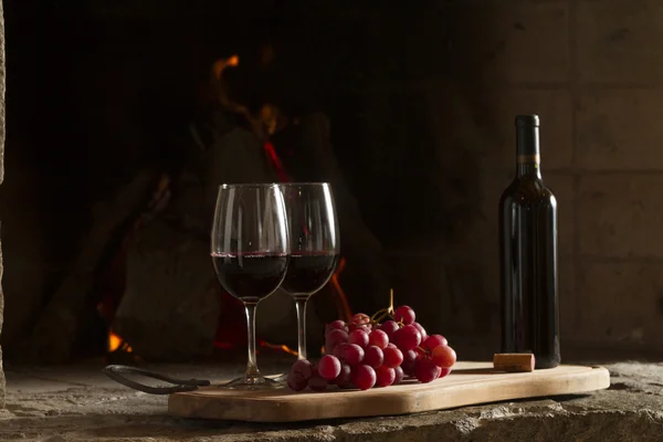 Чашки вина, пробка, бутылка вина, виноград — стоковое фото
