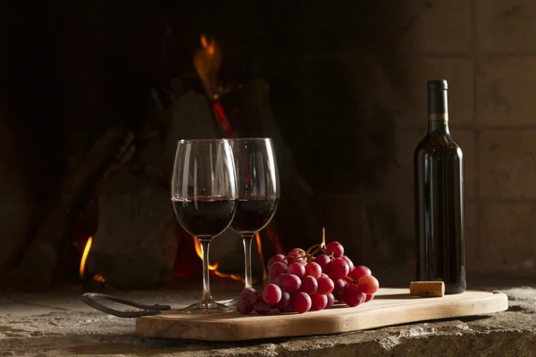 Copas de vino, corcho, botella de vino, uvas — Foto de Stock