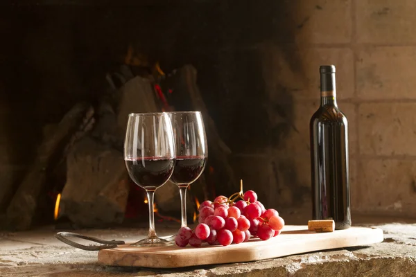 Copas de vino, corcho, botella de vino, uvas — Foto de Stock
