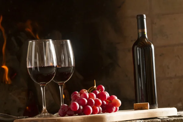 Copas de vino, corcho, botella de vino, uvas — Foto de Stock