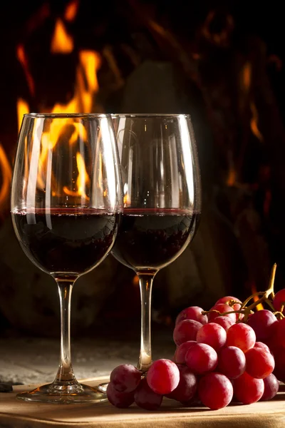 Чаши для вина и виноград — стоковое фото