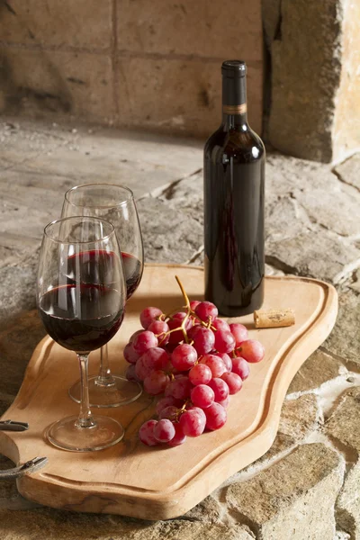 Víno poháry, korek, láhev vína, vinné hrozny — Stock fotografie