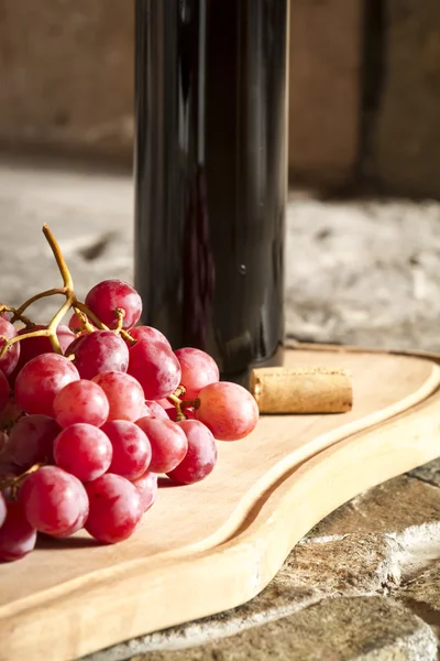 Korek, láhev vína, vinné hrozny — Stock fotografie