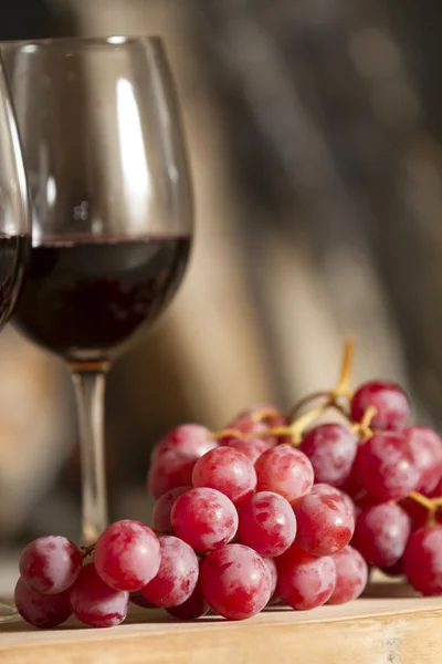 Чаша вина и виноград — стоковое фото