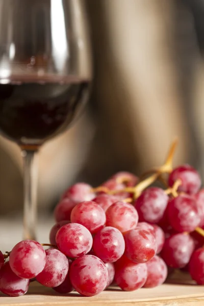 Copa de vino y uvas — Foto de Stock