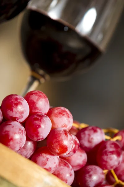 Tazas de vino y uvas —  Fotos de Stock