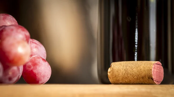 Botella de vino, uvas y corcho —  Fotos de Stock