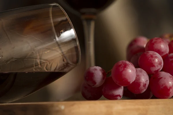Poháry s vínem a hrozny — Stock fotografie