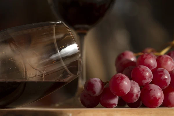 Wine cups and grapes — Stock Photo, Image