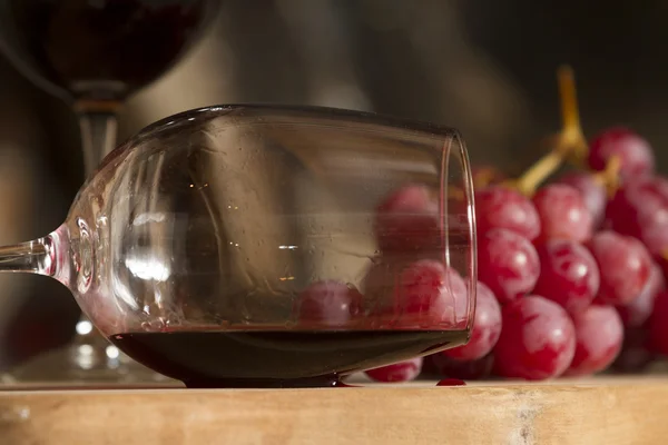 Tazza di vino e uva — Foto Stock