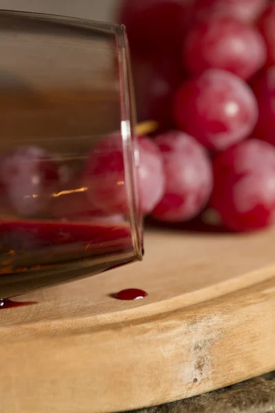 Wine cup and grapes — Stock Photo, Image