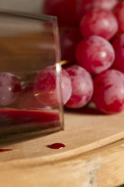 Wine cup and grapes — Stock Photo, Image