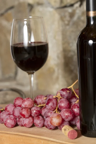 Sklenice na víno a lahev vína — Stock fotografie