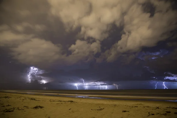 Elektrische storm in het strand Rechtenvrije Stockafbeeldingen