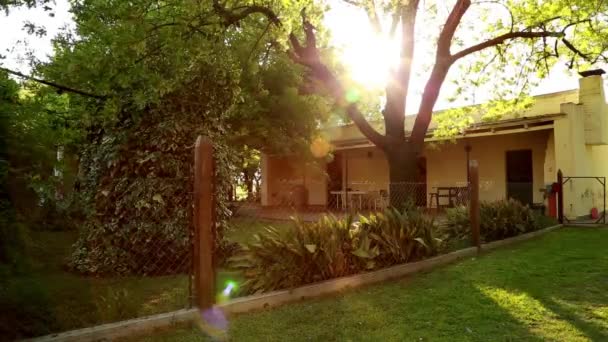 Casa de campo al atardecer — Vídeos de Stock