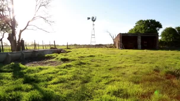 Rotating windmill for pumping water — Stock Video