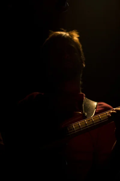 Uomo che suona la chitarra — Foto Stock