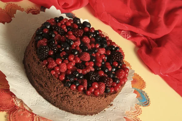 巧克力慕斯和浆果蛋糕 — 图库照片