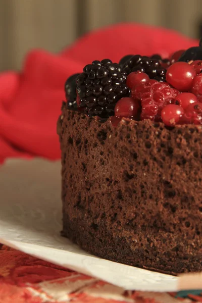 Čokoládový dort pěnou a ovocem — Stock fotografie