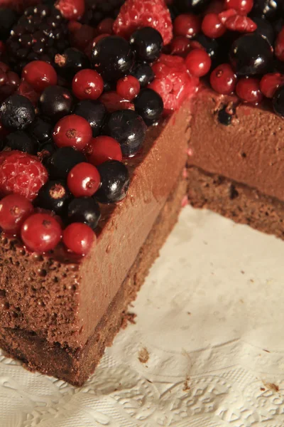 Chocolade mousse en bessen cake — Stockfoto