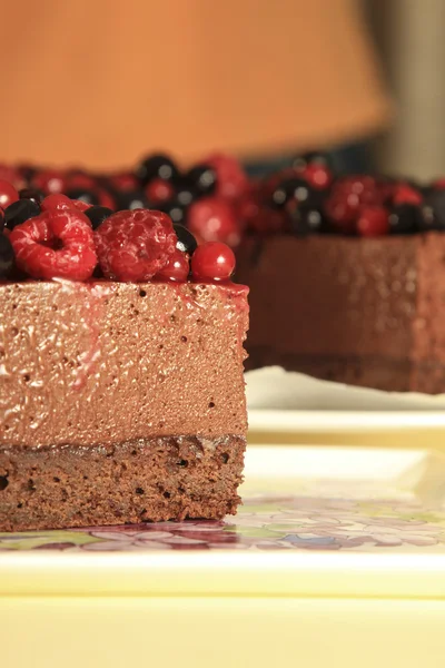 Čokoládový dort pěnou a ovocem — Stock fotografie
