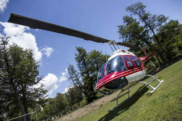 Helikopter på natur bakgrund — Stockfoto