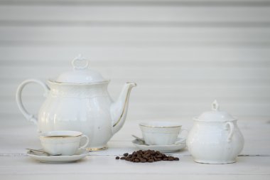 Beyaz çevreye kahve