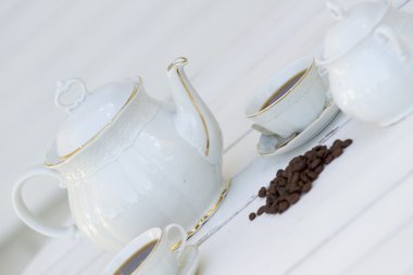 Beyaz çevreye kahve