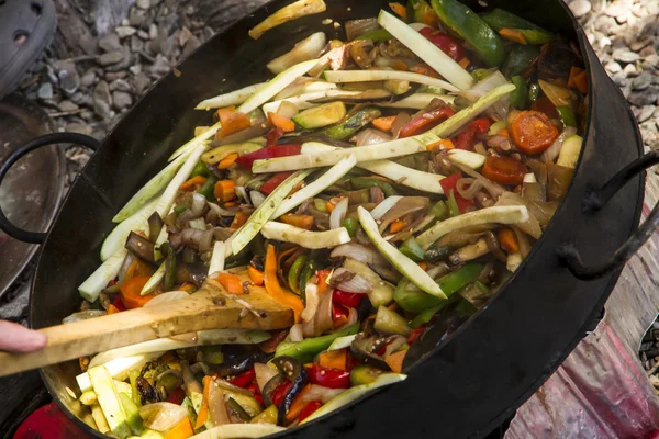 Comida no wok, camping — Fotografia de Stock