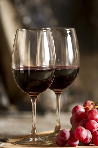 Due bicchieri di vino e uva — Foto Stock