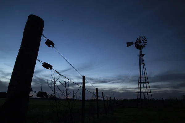 Wood and wire fence in the night — Stock Photo, Image