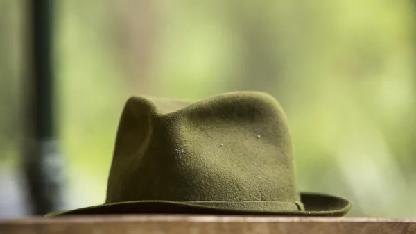 Sombrero en el banco — Foto de Stock