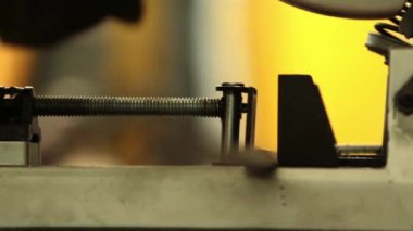 Dairesel disk makine ile çalışan adam