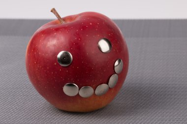 Kırmızı elma, iyimser vitamini diyet gülümseyen.