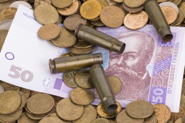 Rus ve Ukraynalı kağıt para, madde işaretleri ve para.