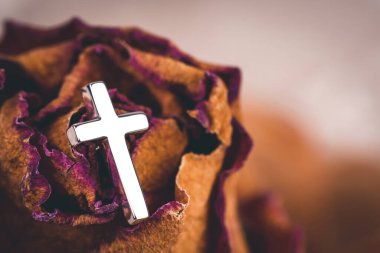 Altın haç. Makro atış. Seçici odak.