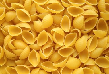Çiğ sarı konchiglioni makarna arkaplanı yakın plan