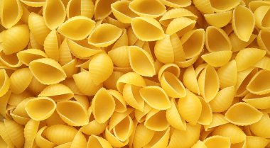 Çiğ sarı konchiglioni makarna arkaplanı 
