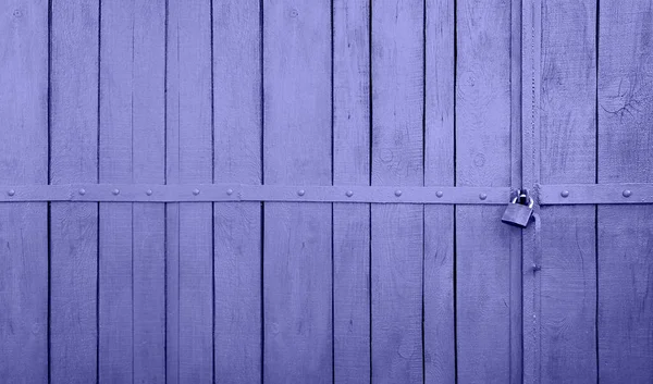 Portão Madeira Pintado Azul Roxo Com Uma Fechadura Lado Direito — Fotografia de Stock