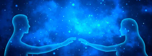 青い輝く星の宇宙を背景に 男性と女性の透明なシルエットがお互いに手を差し伸べます — ストック写真