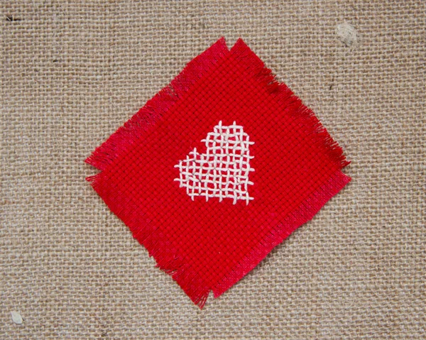 Cross stitched heart on burlap — Stock Photo, Image