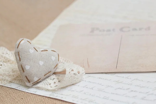 Vintage kağıt üzerinde eski püskü şık kalp — Stok fotoğraf