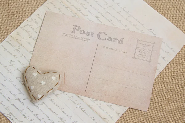 Обшарпанное шикарное сердце на старинных бумагах — стоковое фото