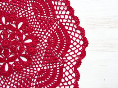 Kırmızı tığ işi bardak altlığı peçete