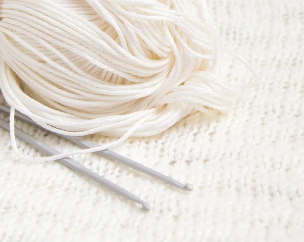糸とかぎ針編みフックの背景 — ストック写真