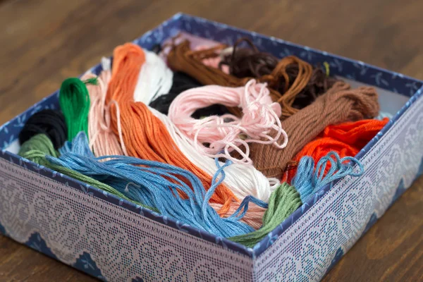 Espetos de fio de bordado colorido na caixa — Fotografia de Stock