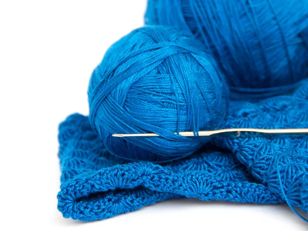 Bola de fio azul e gancho de crochê — Fotografia de Stock